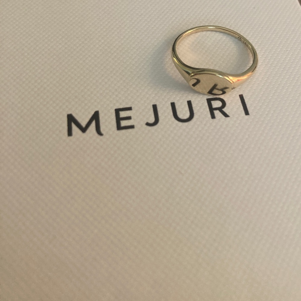 EUC Mejuri Signet Ring size 6